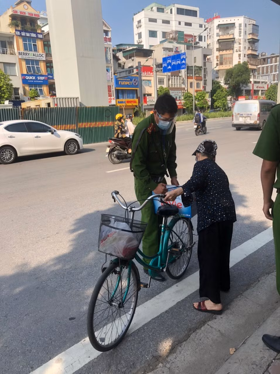 Bà cụ đạp xe chở nước ủng hộ cán bộ, chiến sỹ ở chốt kiểm soát phòng, chống dịch -0