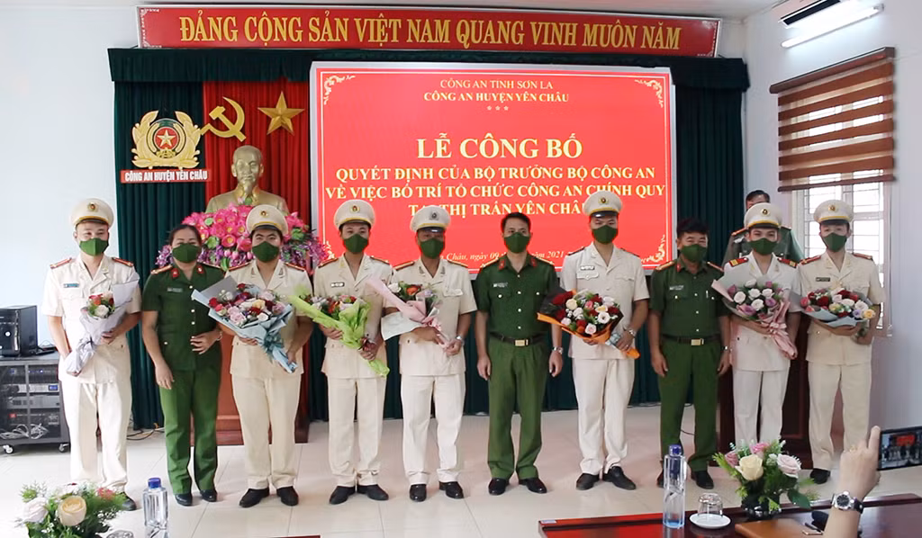 Công bố Quyết định thành lập Công an chính quy thị trấn Yên Châu -0