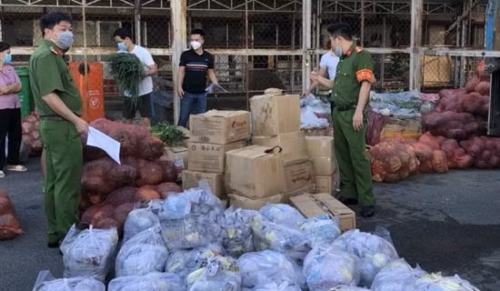 Văn phòng Cơ quan CSĐT Bộ Công an tặng hơn 14 tấn rau, quả cho người nghèo