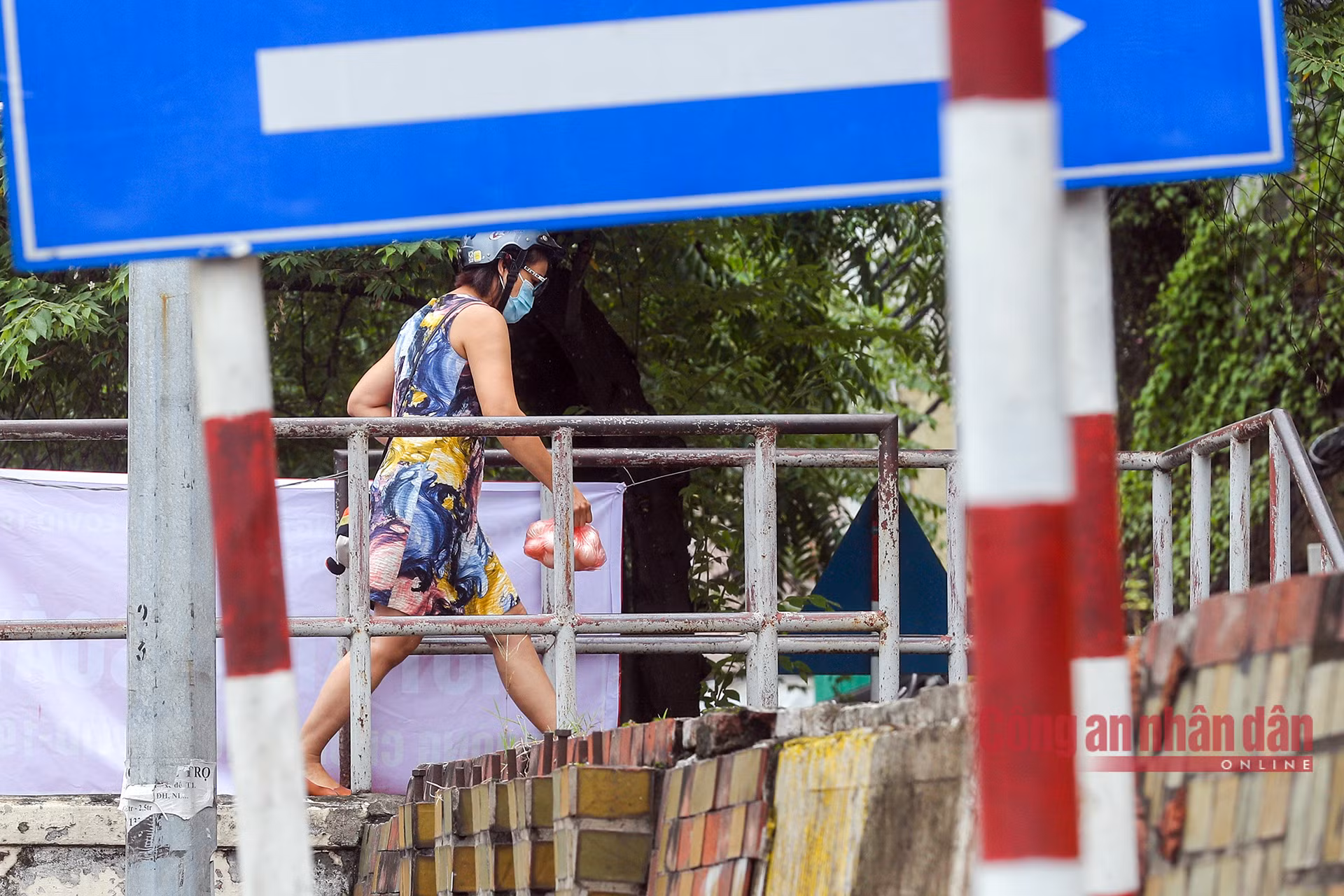 Công an chốt trực, kiểm soát người ra vào phường Chương Dương 24/24 giờ -4