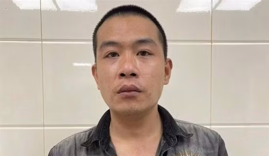 Bế con ngồi trước cửa nhà, bất ngờ bị "diều hâu" ngoặc mất dây chuyền ảnh 3