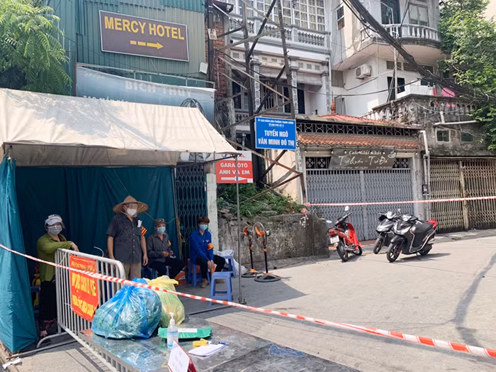 Ấm tình người trong những khu phong tỏa -0