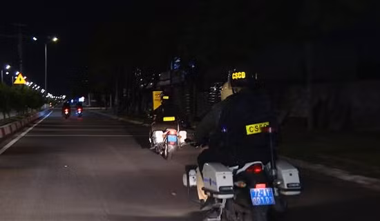 Tổ tuần tra kịp thời giúp đỡ đưa bệnh nhân đột quỵ đi cấp cứu