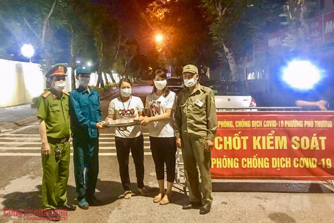 Ấm lòng tình quân dân mùa dịch -2