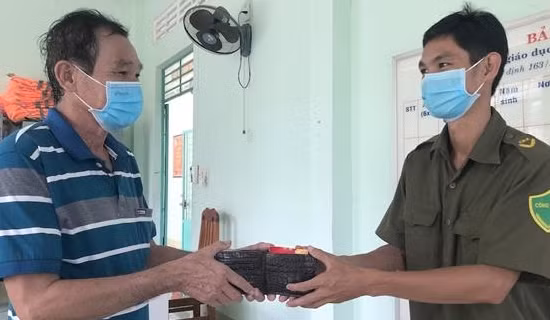 Công an viên nhặt được của rơi trả lại người mất