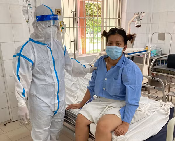 Các bác sỹ tại Bệnh viện Cần Thơ đang thăm khám cho bệnh nhân.