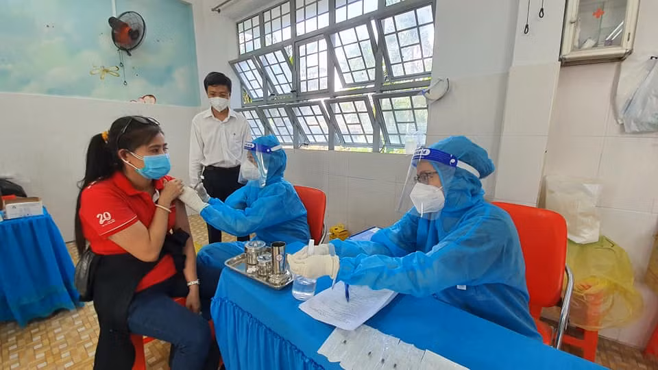 Sáng 5/8, thêm 3.943 ca nhiễm COVID-19 tại 24 tỉnh, thành phố -0