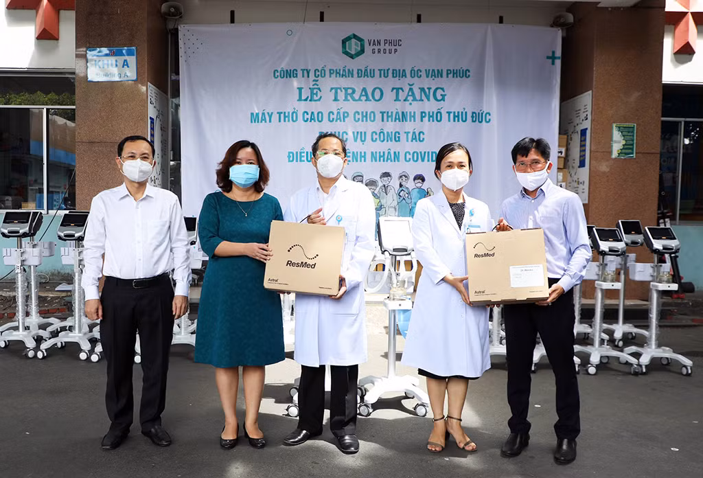 Van Phuc Group ủng hộ 10.000 phần quà cho các hoàn cảnh khó khăn do dịch bệnh COVID-19 -0