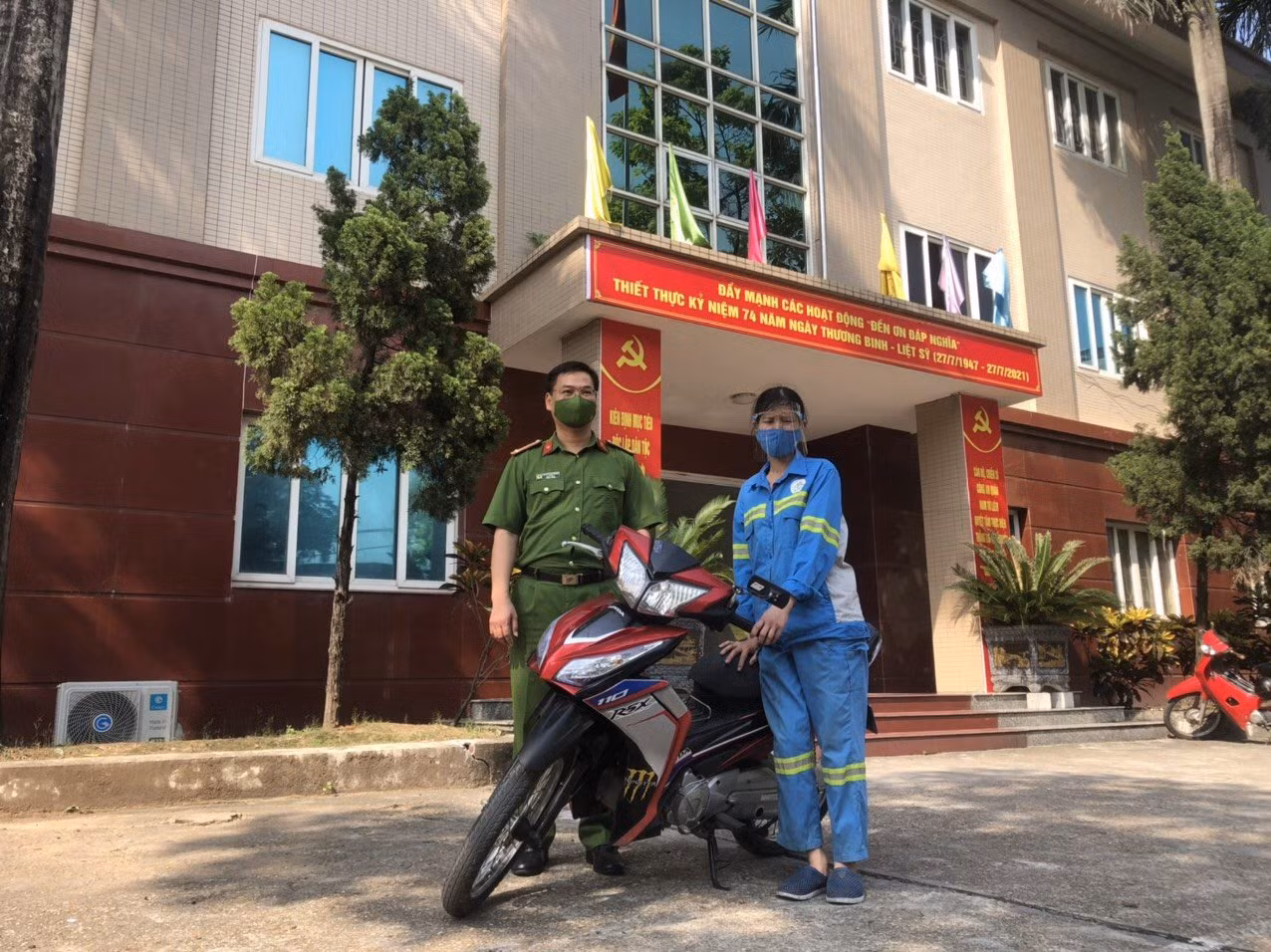 Công an quận Nam Từ Liêm tặng xe máy mới cho chị lao công bị cướp trong đêm -0