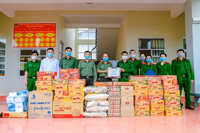 Công an Lâm Đồng tặng quà cho lực lượng làm nhiệm vụ trong khu cách ly -0