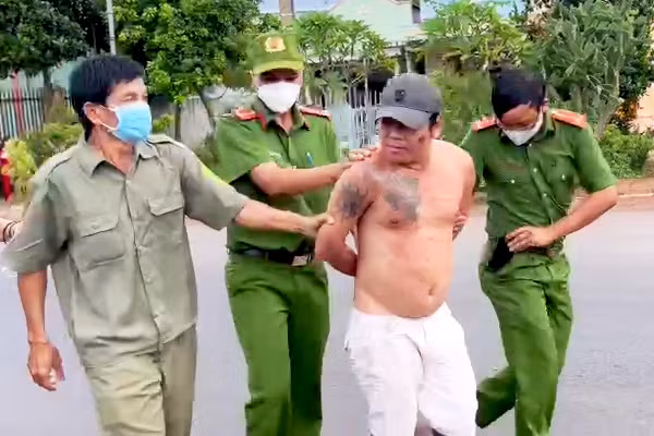 Khởi tố đối tượng đánh thành viên tổ kiểm soát dịch COVID-19 -0