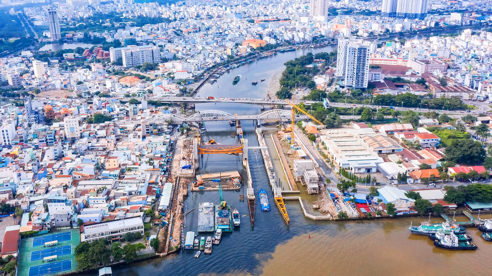 Dự án BT chống ngập do triều cường được Thủ tướng Chính phủ ban hành nghị quyết riêng, chỉ đạo tháo gỡ vướng mắc nhưng hiện vẫn đang tiếp tục trạng thái… chờ, tạm dừng thi công.