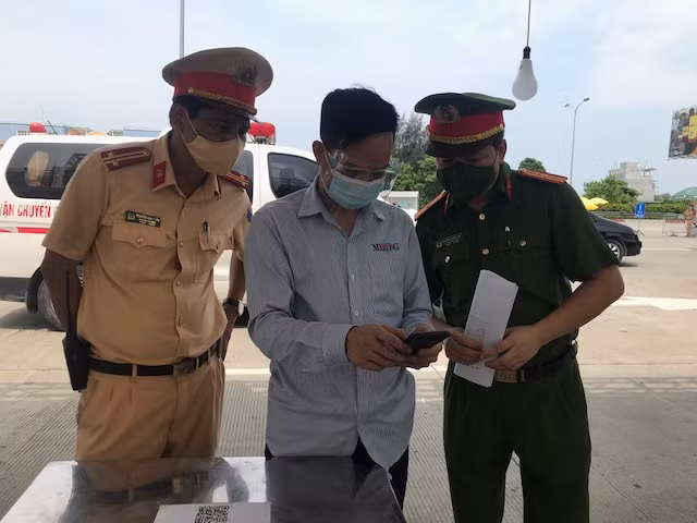 Người dân đồng tình khi Bộ Công an triển khai mã QRcode tại chốt kiểm dịch -0