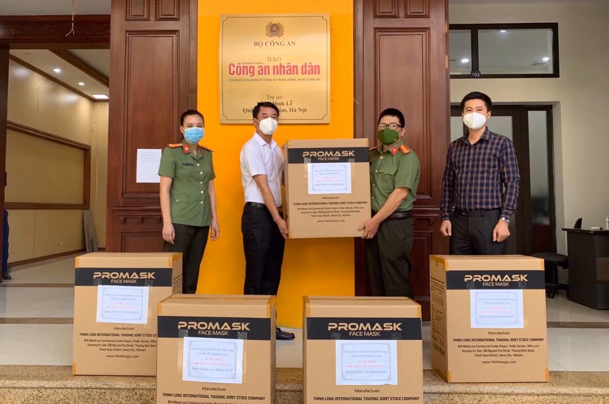 Trao tặng Báo CAND 5.000 khẩu trang y tế FFP2&nbsp; -0