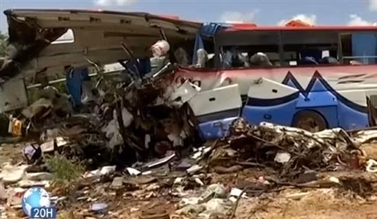 Xe tải đâm xe bus sau nổ lốp, hơn 40 người thiệt mạng