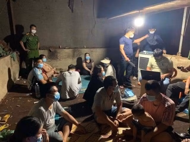12 con bạc trốn vào lò sấy “sát phạt đỏ đen” giữa mùa dịch -0