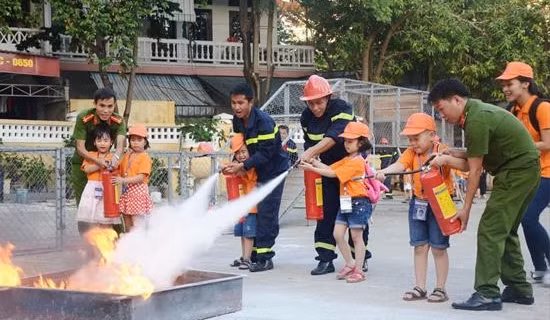 Giáo dục kỹ năng chữa cháy, cứu nạn cho học sinh từ mầm non tới đại học ảnh 2