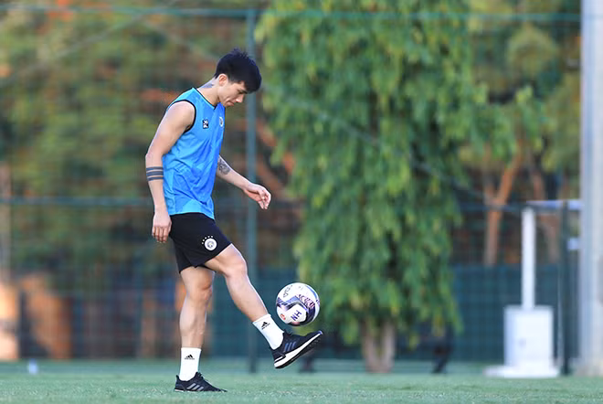 doan-van-hau-van-phai-tap-rieng-o-ha-noi-fc.jpg -0