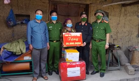 Trao tiền hỗ trợ hộ nghèo xóa nhà tạm tại huyện Mèo Vạc
