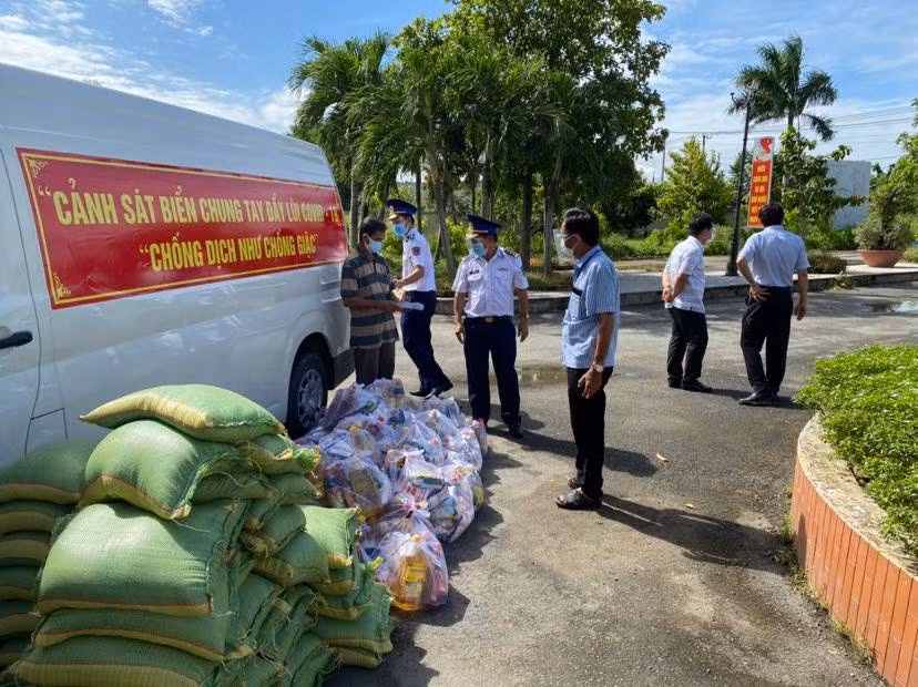 Bộ Tư lệnh Cảnh sát biển đẩy mạnh hoạt động “Cảnh sát biển đồng hành vơi ngư dân” -0