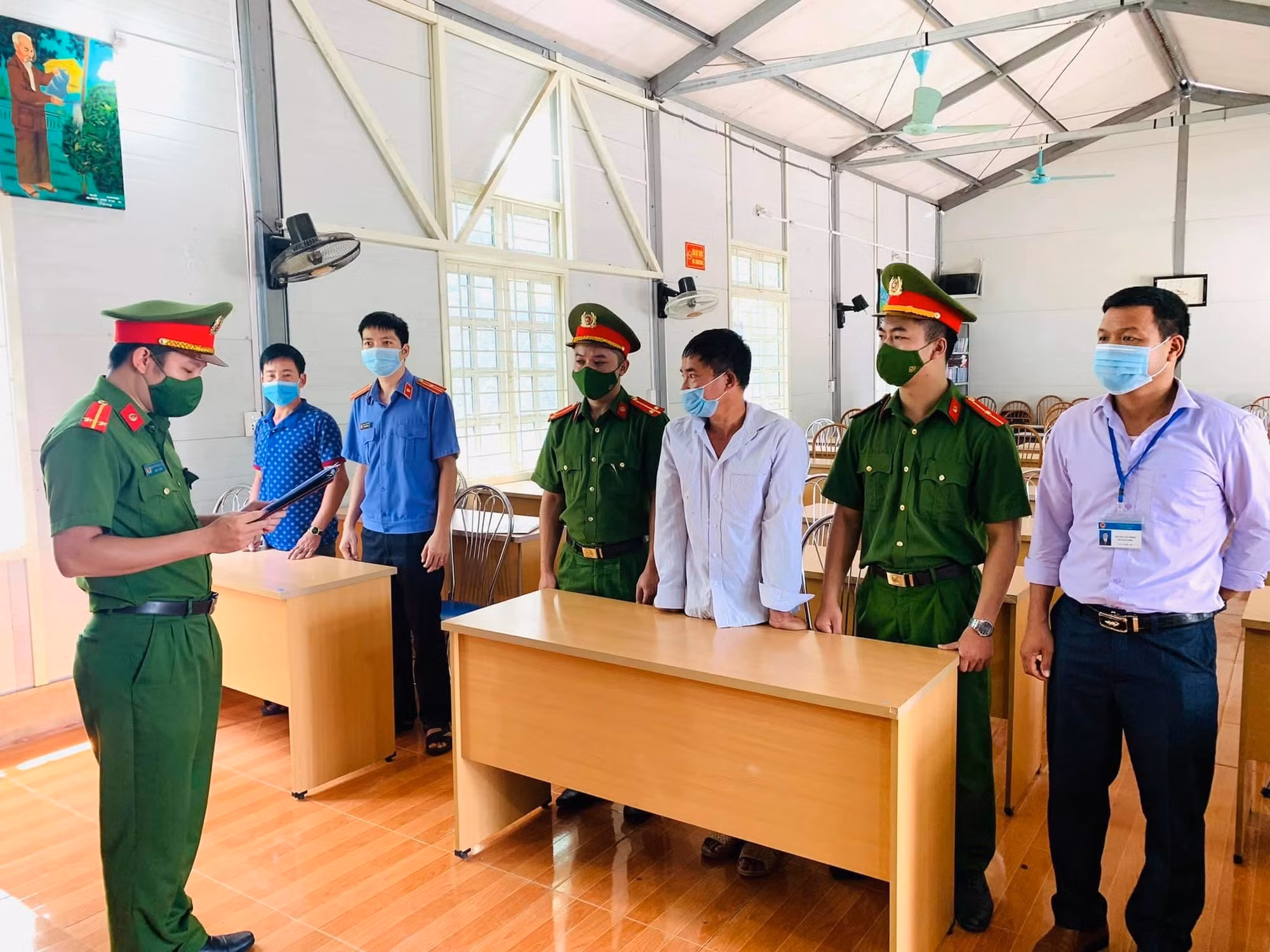 Bắt đối tượng tẩm xăng giết vợ rồi tự tử -0