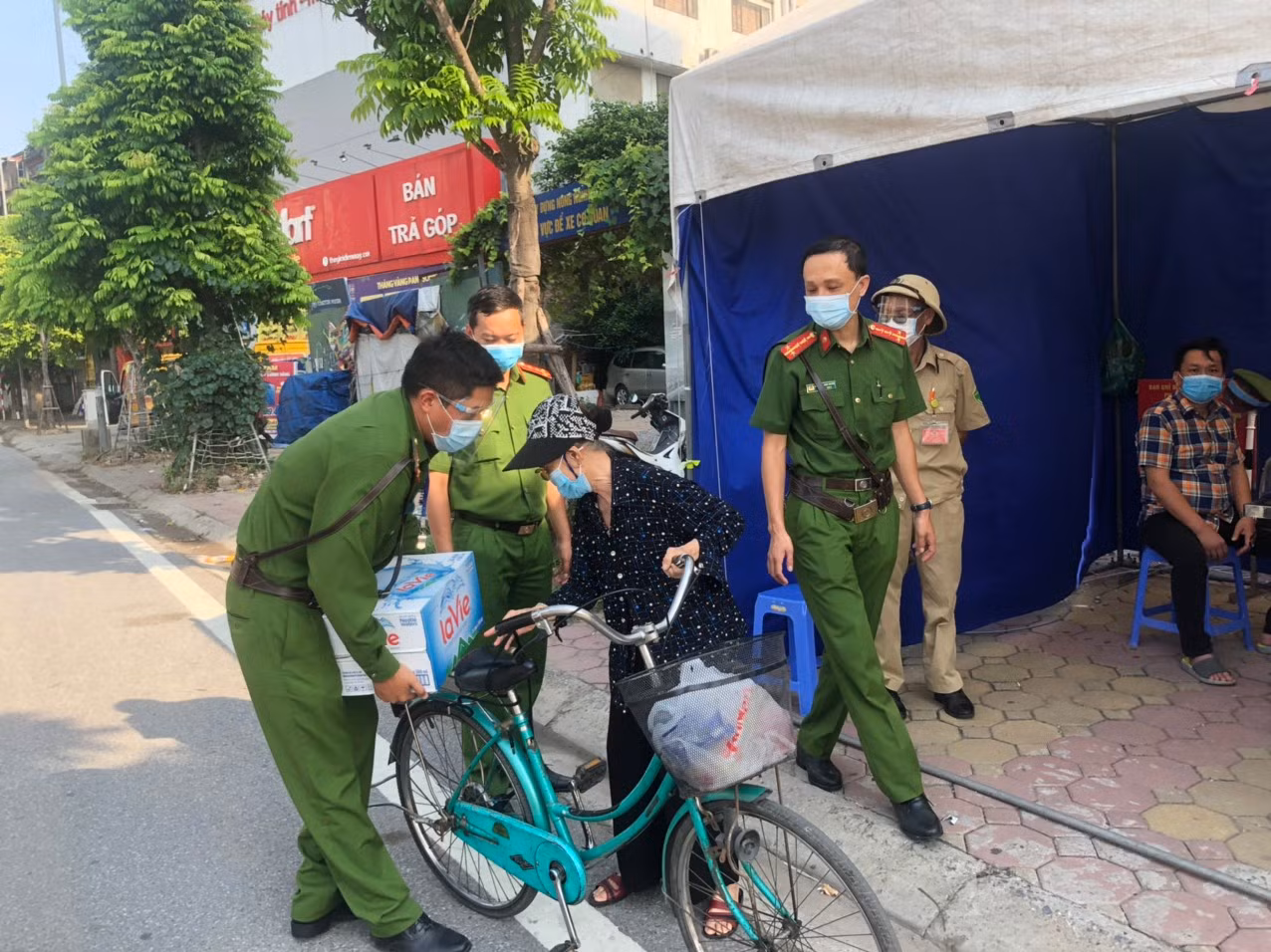 Bà cụ đạp xe chở nước ủng hộ cán bộ, chiến sỹ ở chốt kiểm soát phòng, chống dịch -0