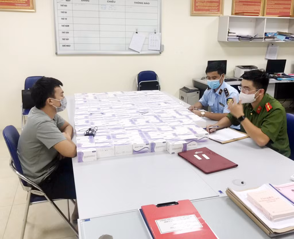 Thu giữ số lượng lớn Test thử COVID-19 nhập lậu và khẩu trang 3M giả -0