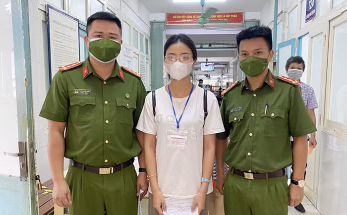 Những câu chuyện ấm lòng giữa mùa dịch -0