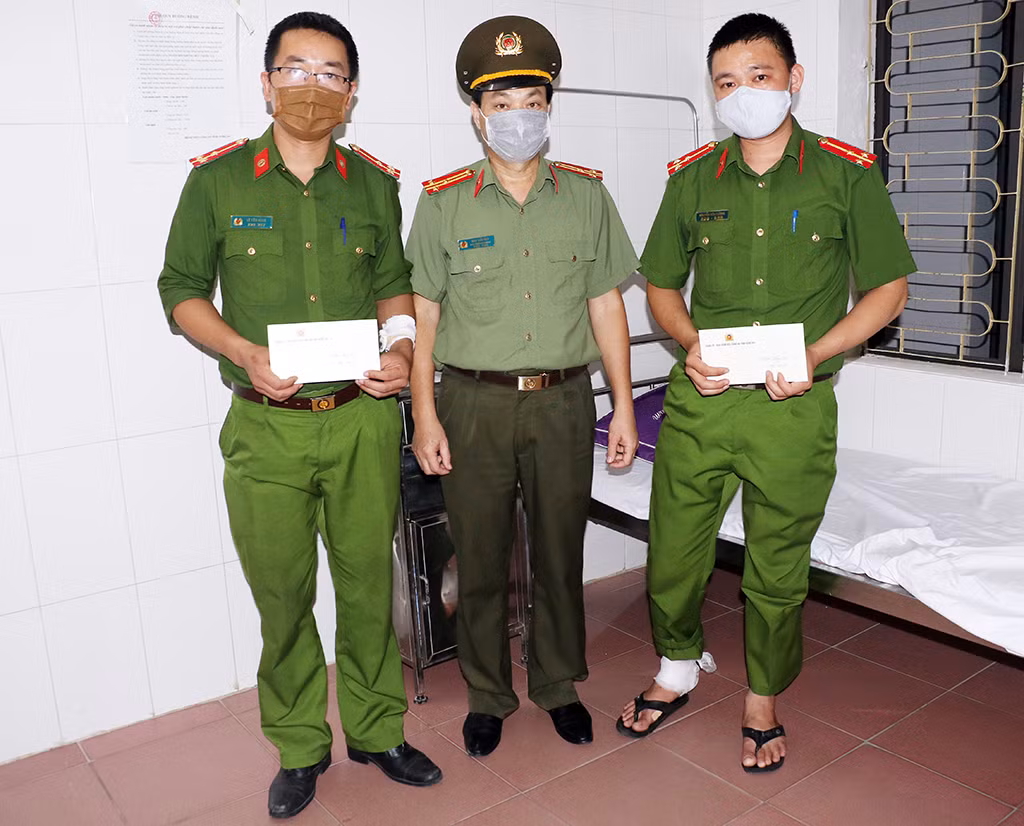 Thăm hỏi động viên cán bộ Công an bị thương khi vây bắt tội phạm ma túy -0
