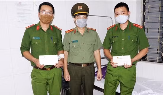 Thăm hỏi động viên cán bộ Công an bị thương khi vây bắt tội phạm ma túy
