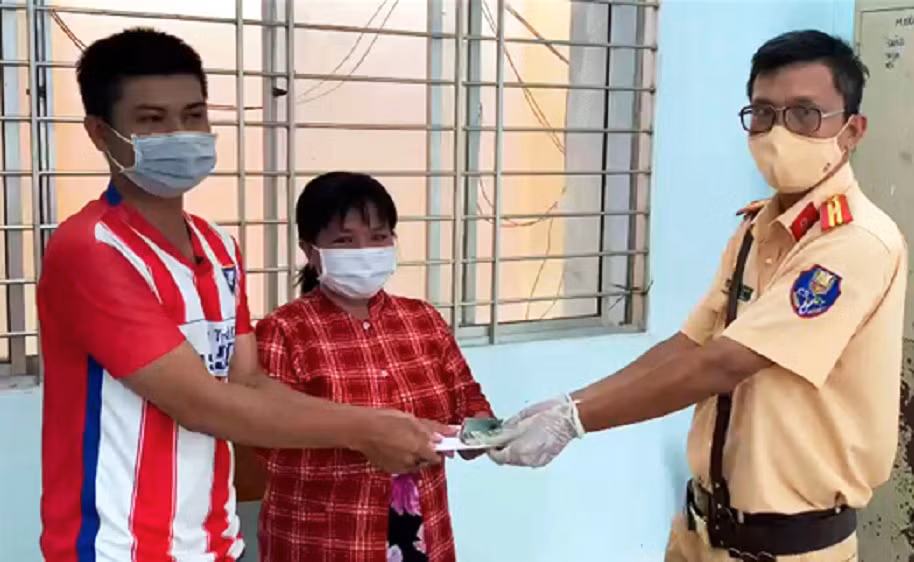 Người đàn ông xúc động khi nhận lại tiền bán thịt heo đánh rơi trước đó -0