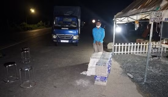 “Núp bóng” vận chuyển hàng thiết yếu, chở hàng cấm