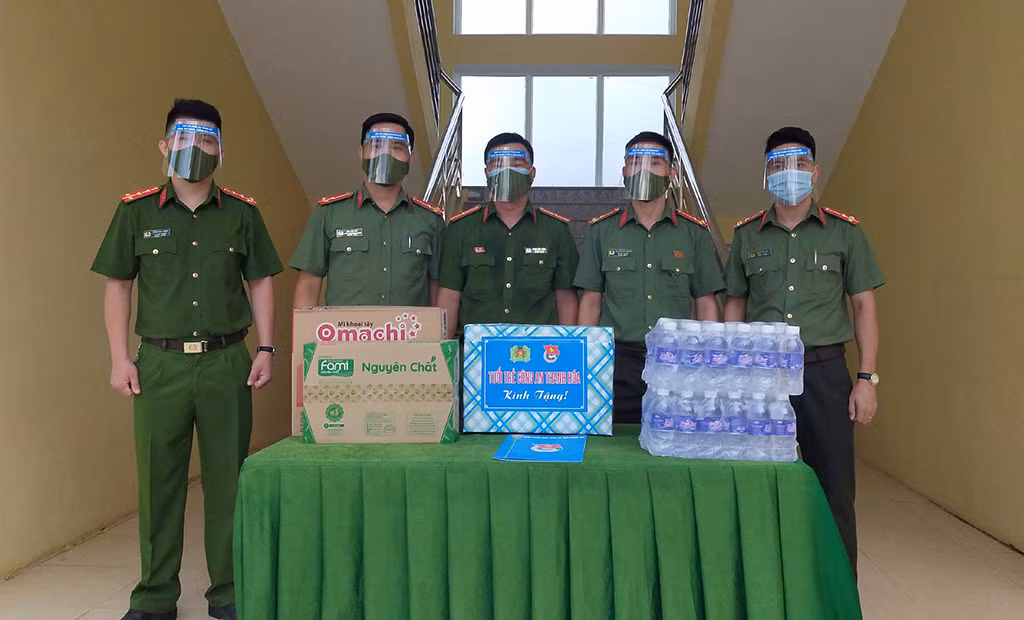 Tranh thủ ngày nghỉ làm kính chắn giọt bắn tặng lực lượng phòng, chống dịch -0