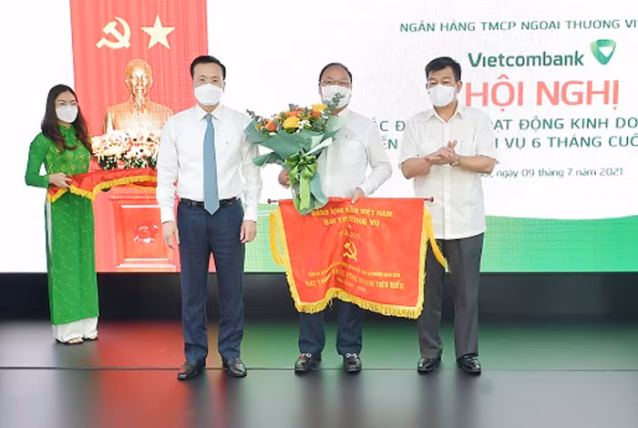 Vietcombank quyết tâm hoàn thành “nhiệm vụ kép” trong 6 tháng cuối năm -0