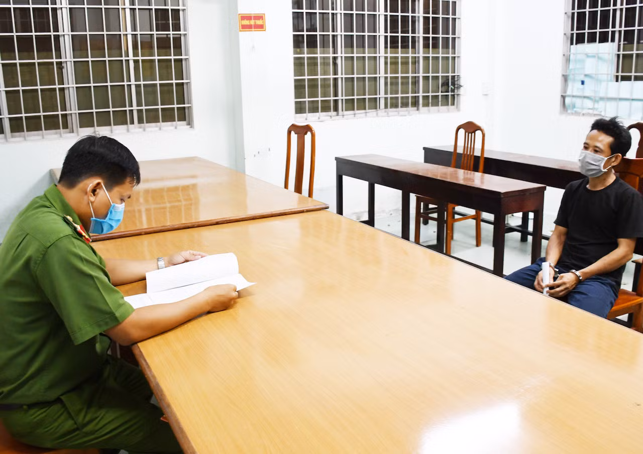Tạm giữ hai anh em đánh cán bộ Công an phường -0