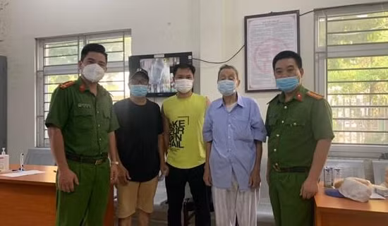 Công an trực chốt hỗ trợ cha con người bán vé số đang đi xin gạo ảnh 5