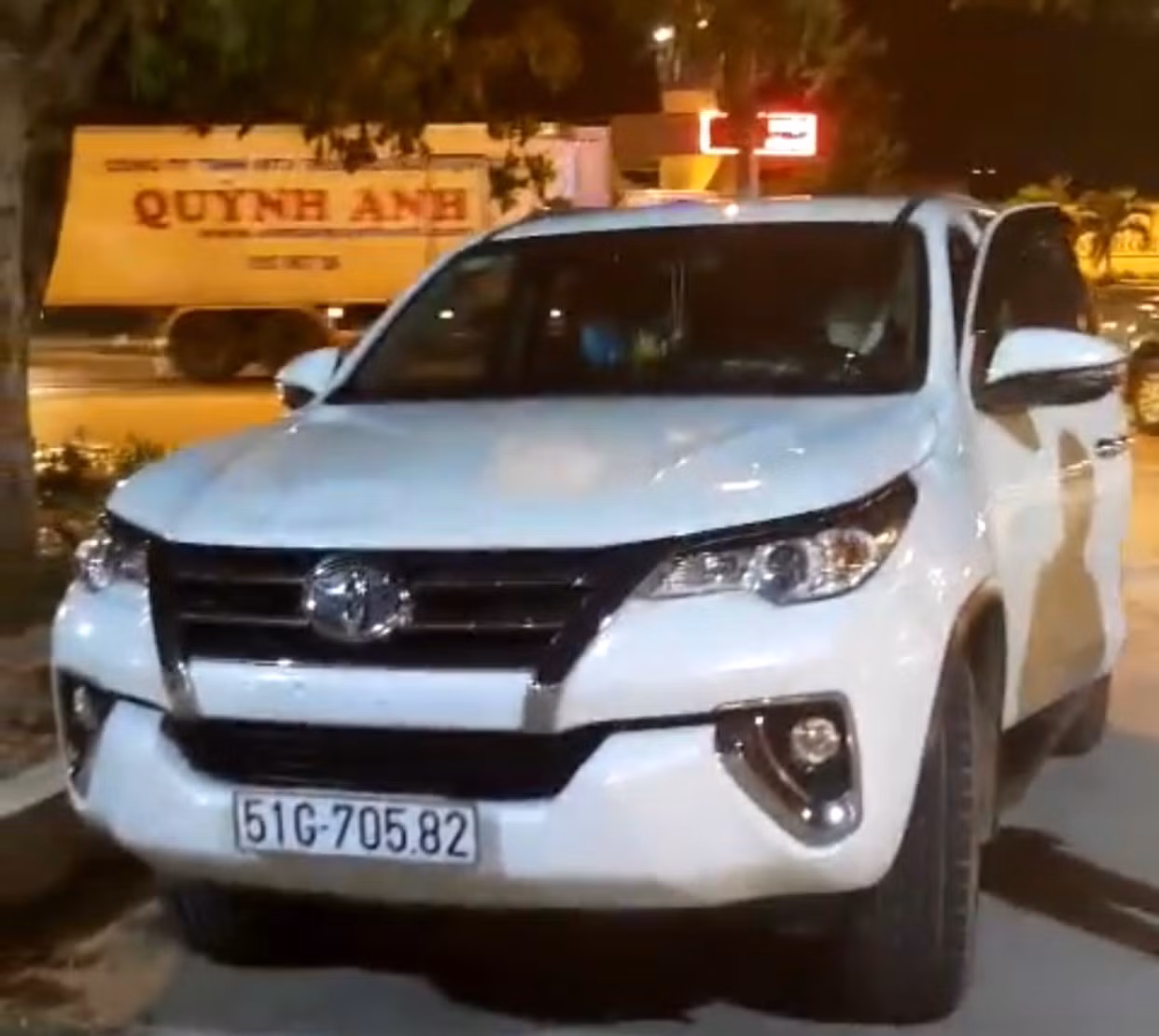 Ôtô 7 chỗ vượt chốt kiểm dịch, tông gãy barie trạm thu phí -0