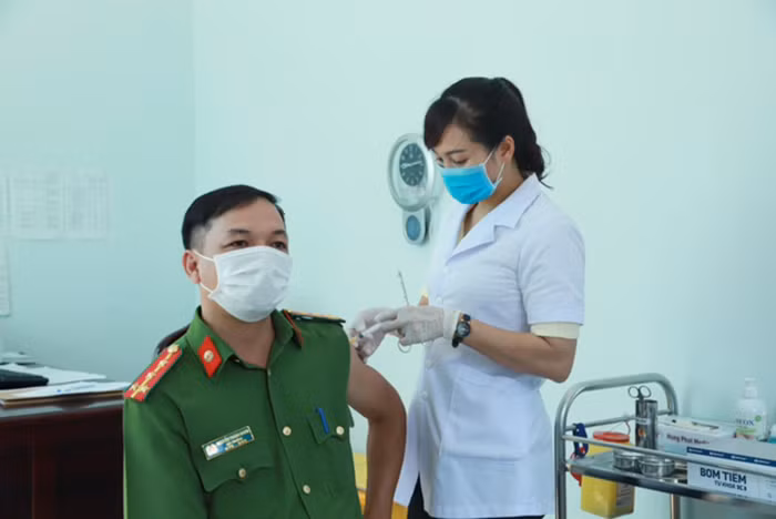Những chiến sĩ công an blouse trắng chống COVID-19 -0