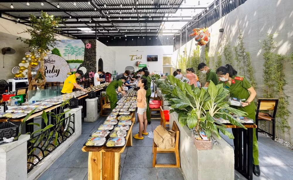 Cảnh sát hình sự nấu hàng trăm suất cơm trưa tặng cho người dân cách ly -0