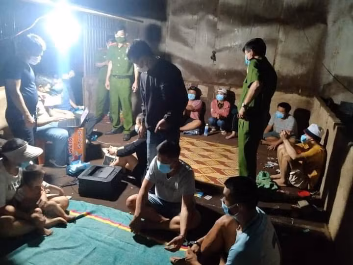 12 con bạc trốn vào lò sấy “sát phạt đỏ đen” giữa mùa dịch -1