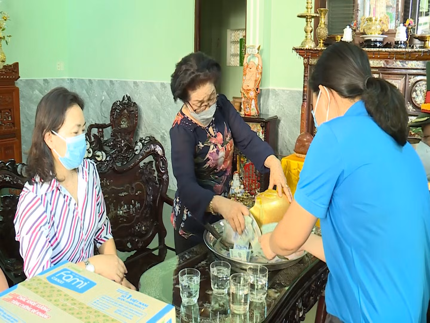 Cụ bà 75 tuổi đập heo đất mua 1 tấn gạo hỗ trợ người cách ly -0