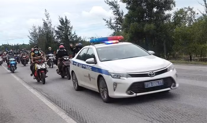Vòng tay yêu thương nơi cung đường miền Trung -0