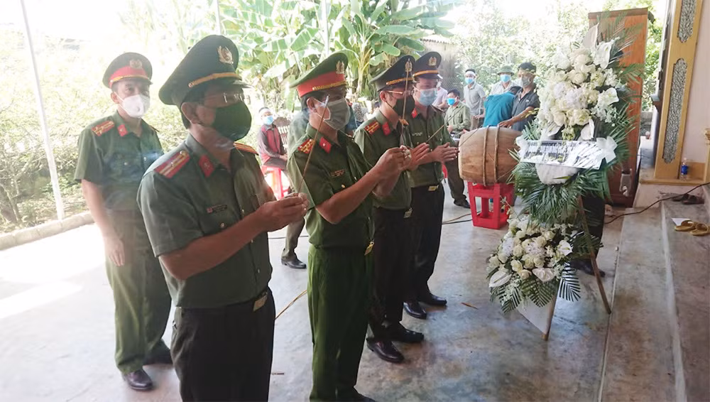 Công an tỉnh Nghệ An chia buồn cùng gia đình Trung úy Công an hy sinh -0