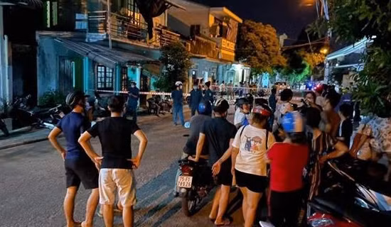Cháy cơ sở massage trong ngõ Đê La Thành khiến giao thông ngừng trệ ảnh 2