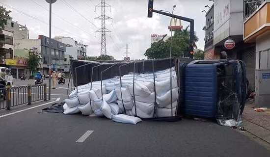 Quốc lộ 1 ùn tắc nghiêm trọng sau va chạm giao thông liên hoàn ảnh 2