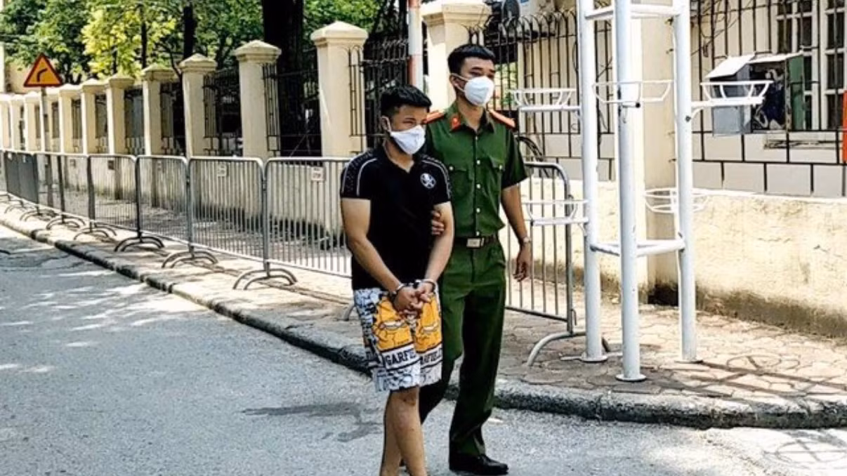Khởi tố, tạm giữ hình sự 6 đối tượng trong vụ cướp xe máy của chị lao công -0