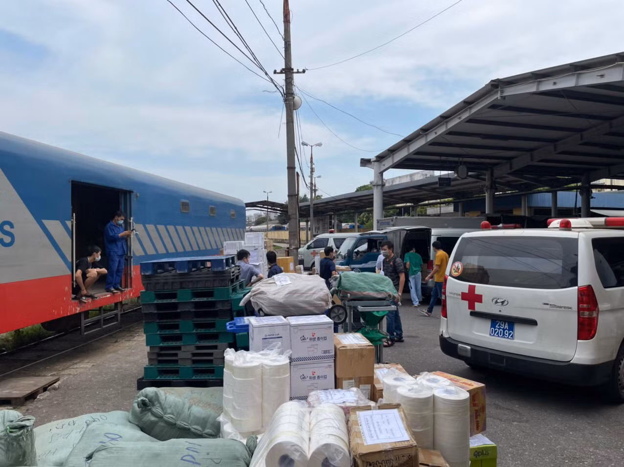  Đường sắt Việt Nam tiếp tục vận chuyển miễn phí thiết bị y tế hỗ trợ Sài Gòn -0