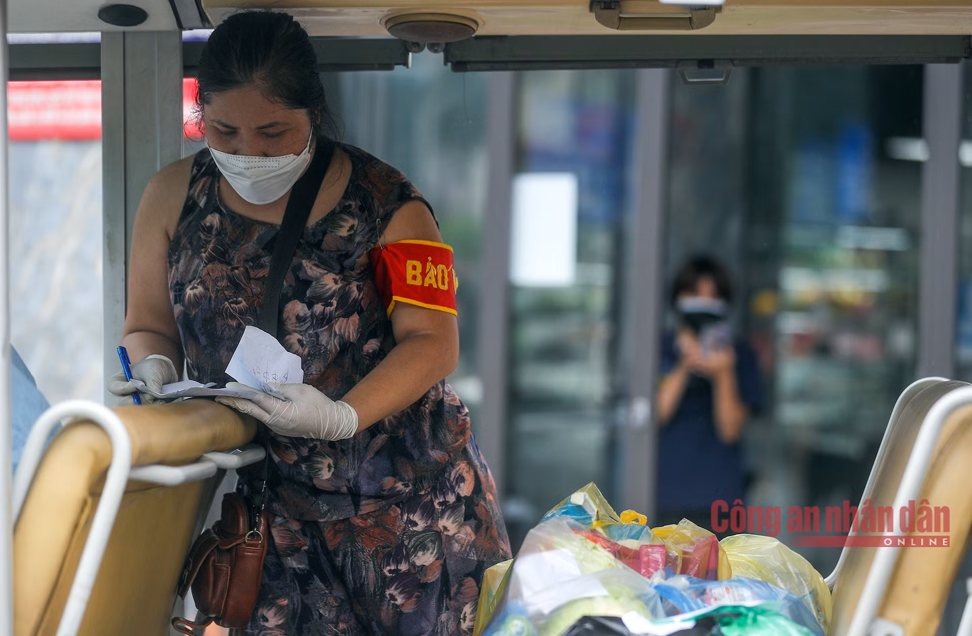 Công an chốt trực, kiểm soát người ra vào phường Chương Dương 24/24 giờ -8