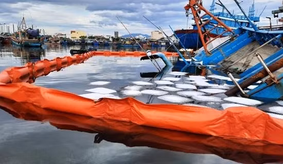 Sóng lớn quật vỡ nhiều tàu cá của ngư dân ảnh 6