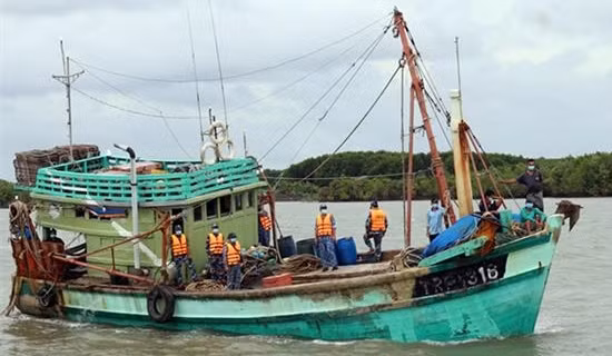 Bắt giữ tàu cá đánh bắt hải sản trái quy định IUU trên vùng biển Tây Nam